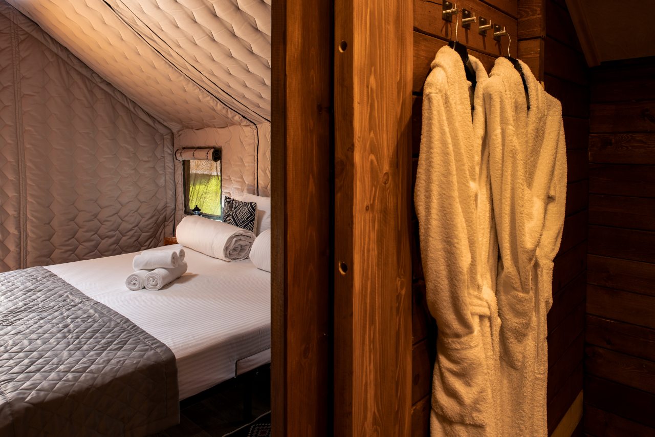 вид из собственной ванной комнаты на основную комнату сафари