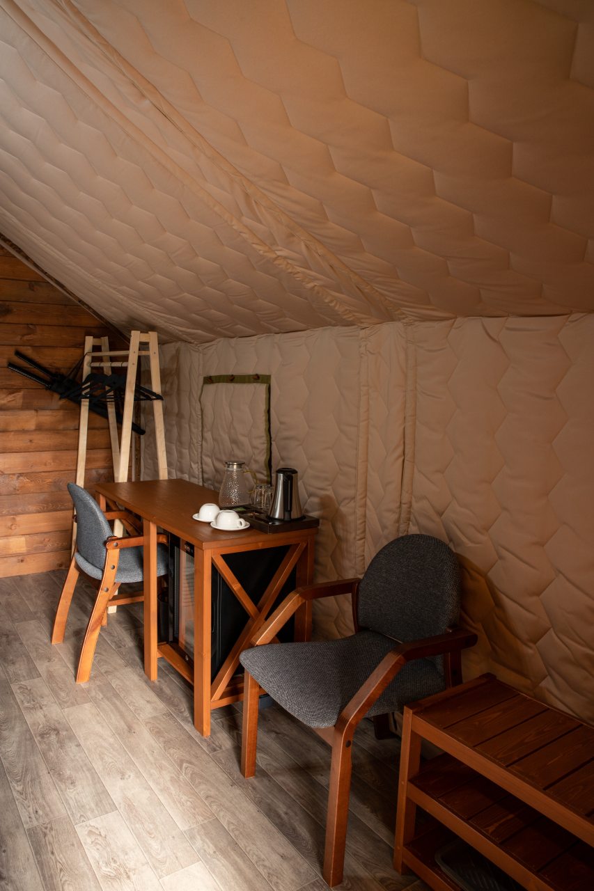 хранение вещей, зонты для гостей, мини-бар и чайник в сафари