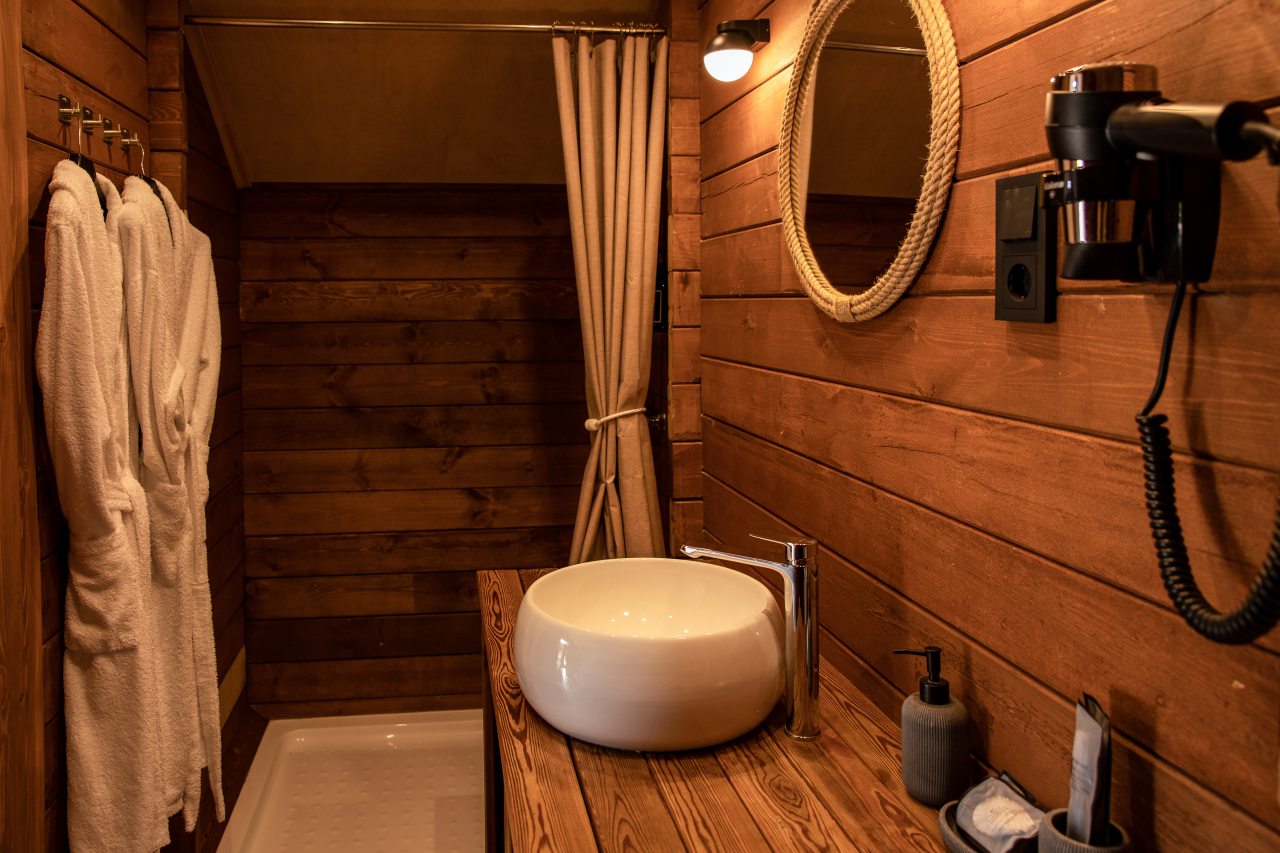 махровые халаты, фен, душевая сафари-тента