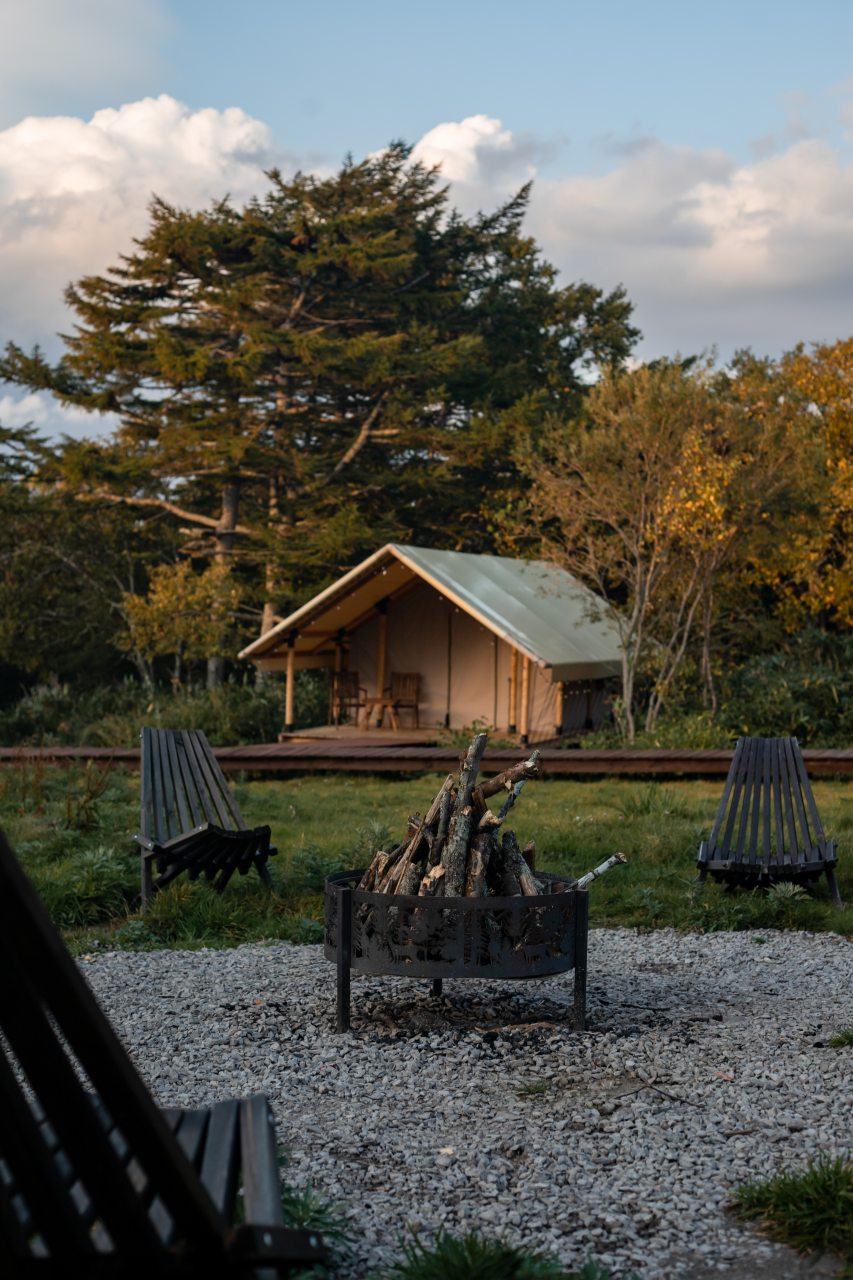 вид на центральную костровую зону из сафари-тента