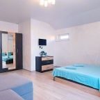 Апартаменты (СЕМЕЙНЫЕ С КУХНЕЙ И БАЛКОНОМ), Гостевой дом ДЕЖАВЮ