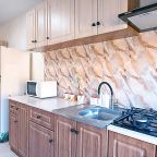 Апартаменты (СЕМЕЙНЫЕ С КУХНЕЙ И БАЛКОНОМ), Гостевой дом ДЕЖАВЮ