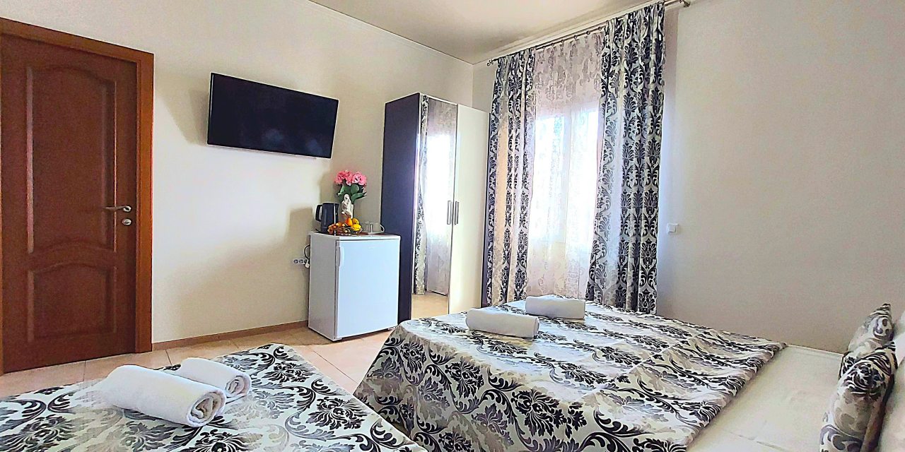 Трёхместный и более (Улучшенный с балконом), Гостевой дом Анастасия