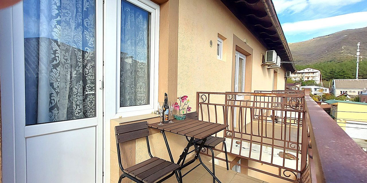 Трёхместный и более (Улучшенный с балконом), Гостевой дом Анастасия