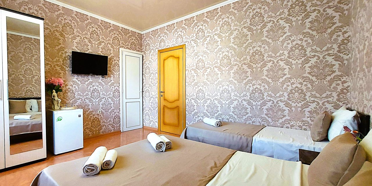 Трёхместный и более (Улучшенный с балконом), Гостевой дом Анастасия