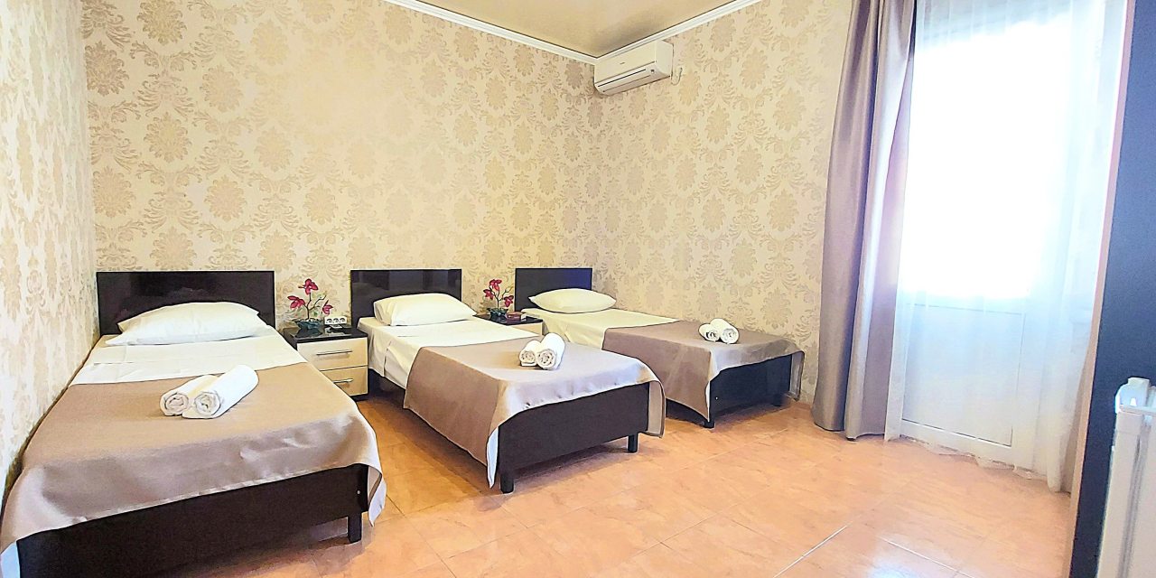 Трёхместный и более (Улучшенный с балконом), Гостевой дом Анастасия