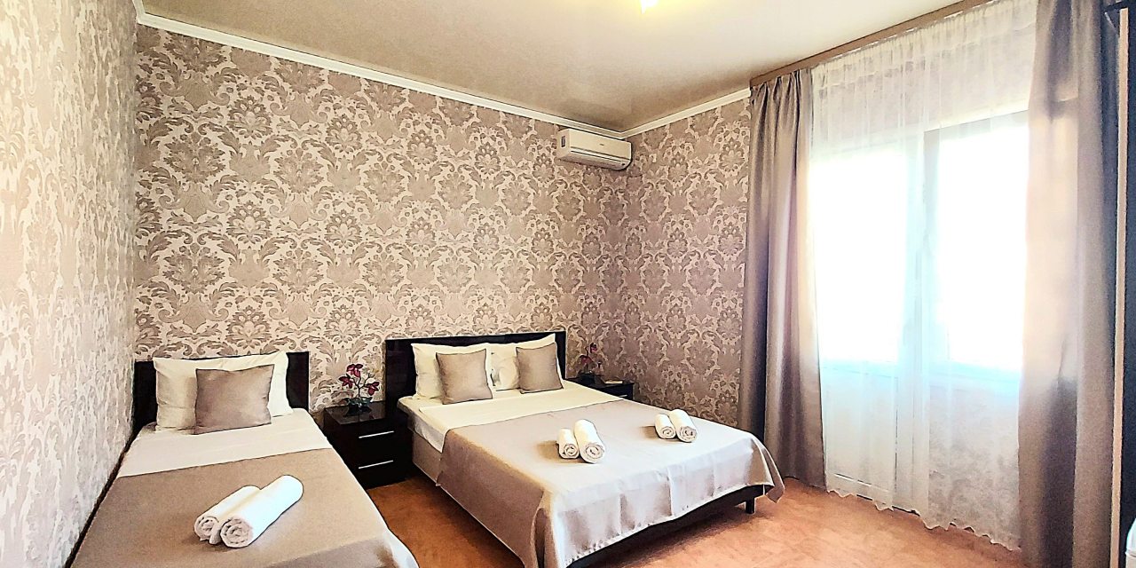 Трёхместный и более (Улучшенный с балконом), Гостевой дом Анастасия