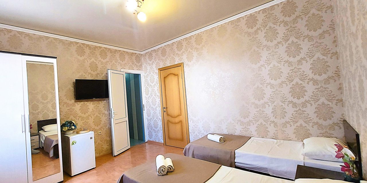 Трёхместный и более (Улучшенный с балконом), Гостевой дом Анастасия