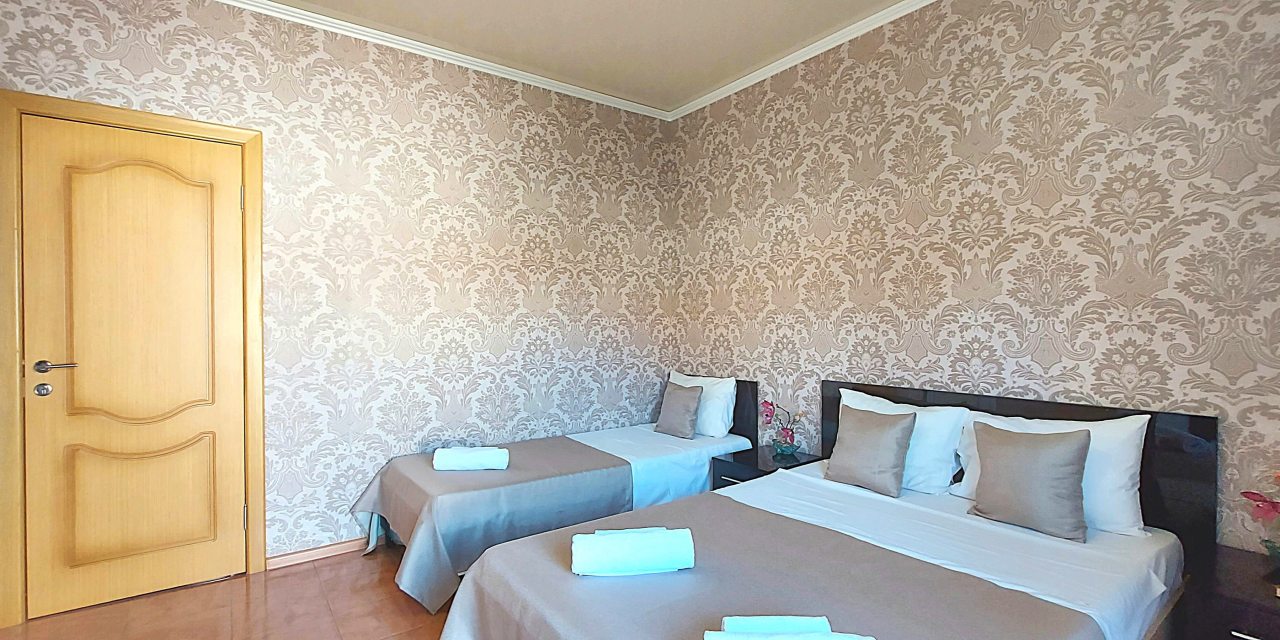 Трёхместный и более (Улучшенный с балконом), Гостевой дом Анастасия