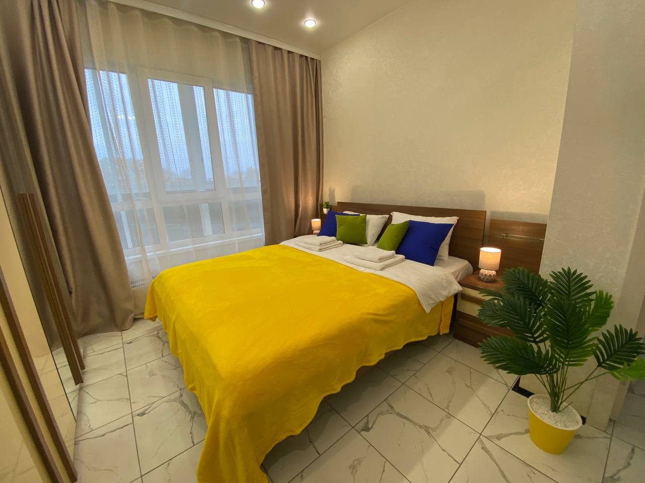 Уютная и просторная двуспальная кровать