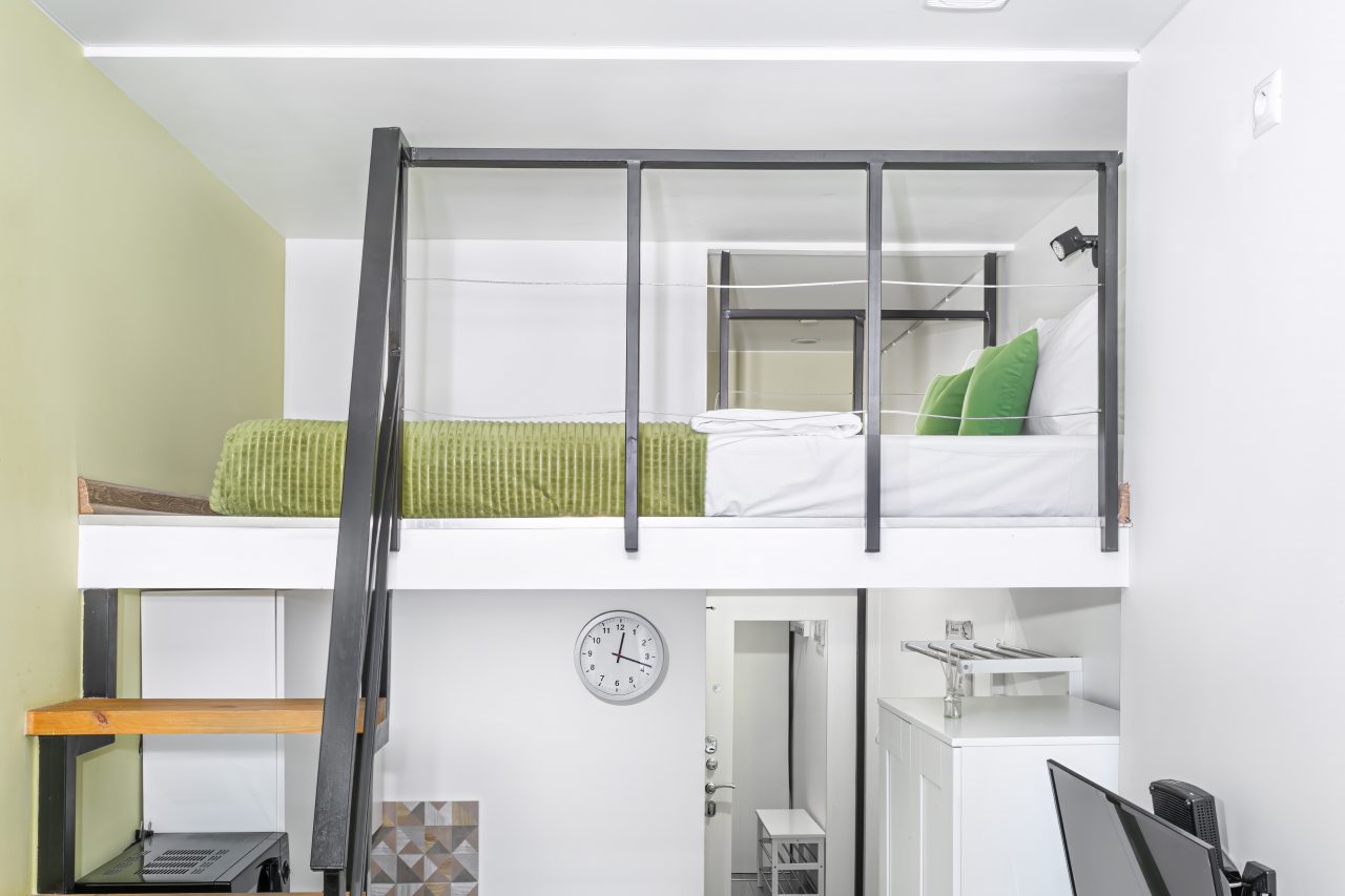 Двуспальная кровать на 2-м этаже