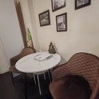 Поздний отъезд, Отель Мятный уголок