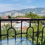 Трёхместный и более (Комфорт с балконом), Гостиница Олина