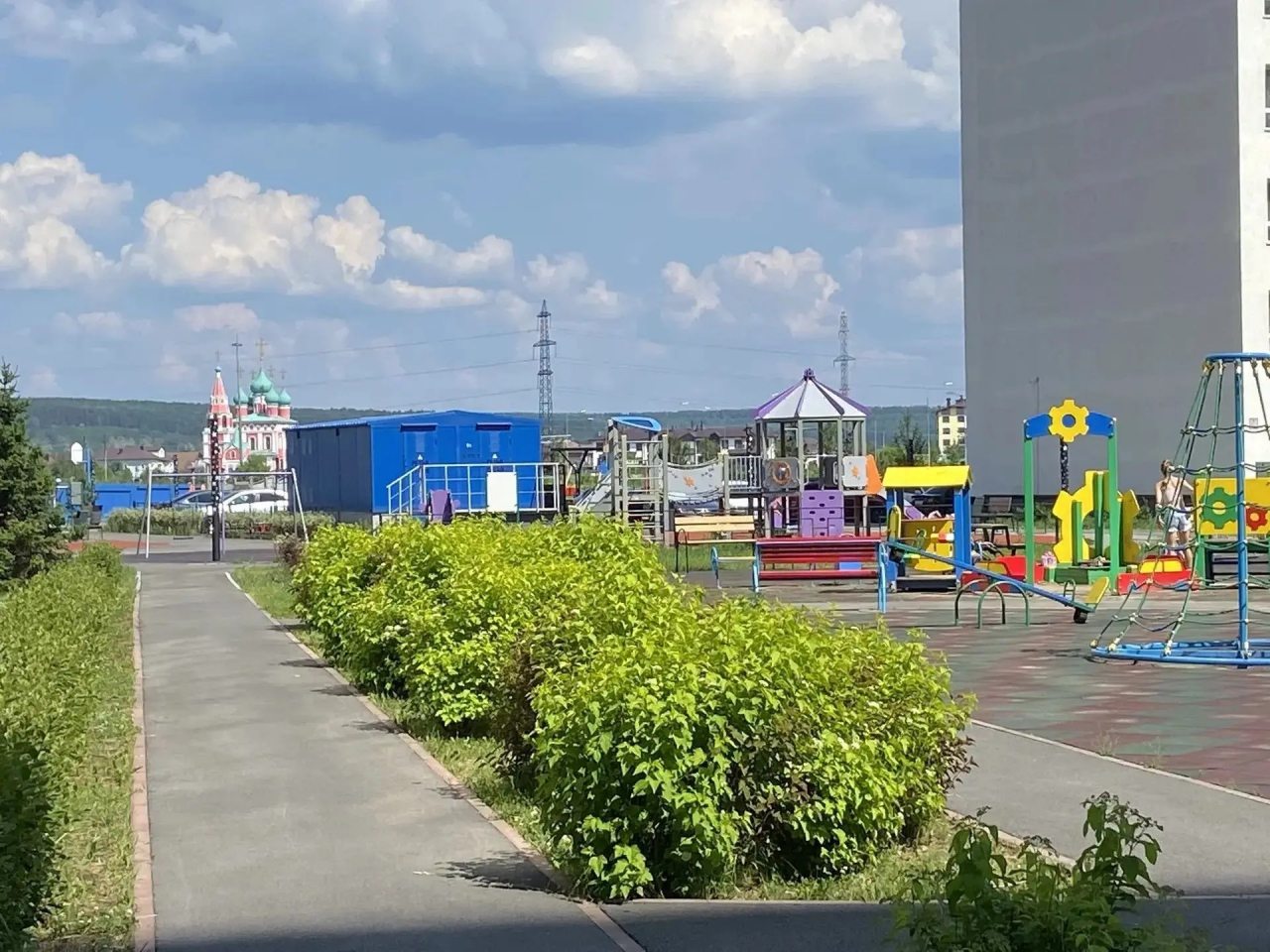 Детская площадка, Апартаменты Сибирь House рядом с теннисным кортом