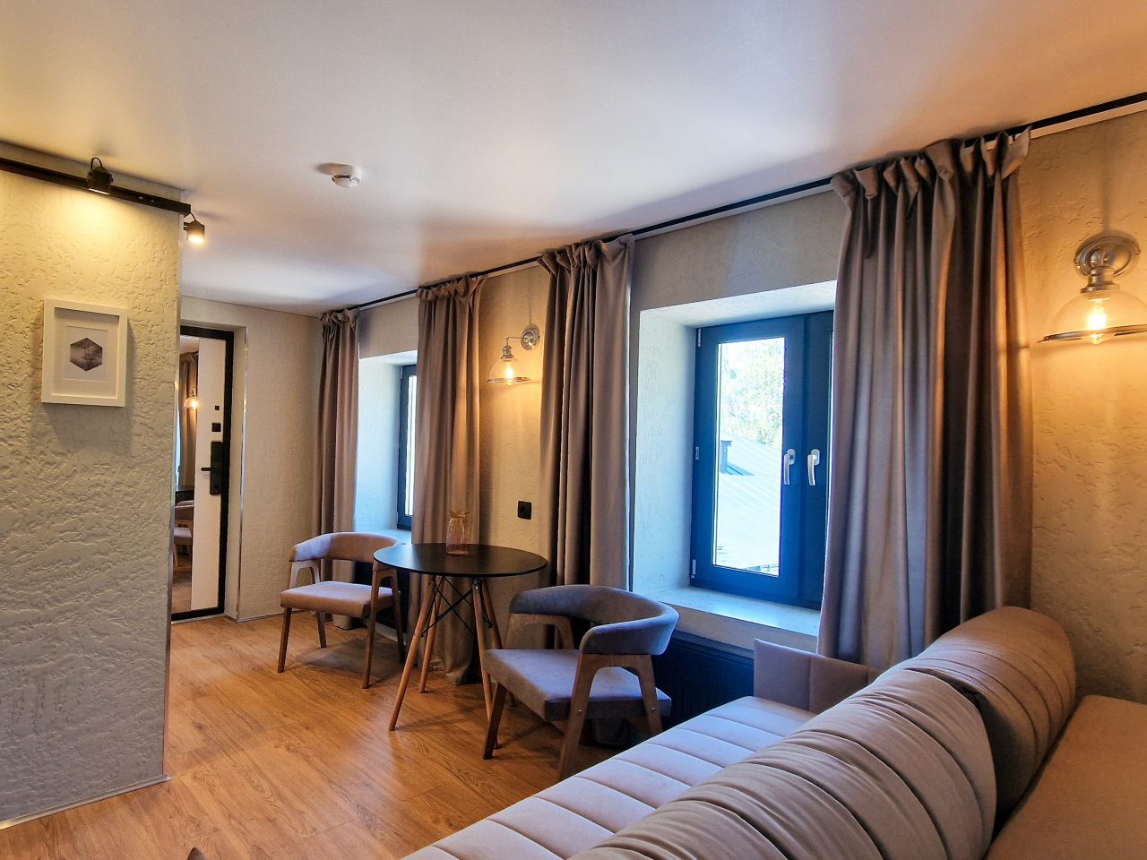 Сьюит (Двухкомнатный делюкс Apt# 301), Бутик-Отель Дом с гаргульями