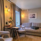 Сьюит (Двухкомнатный делюкс Apt# 301), Бутик-Отель Дом с гаргульями