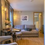 Сьюит (Двухкомнатный делюкс Apt# 301), Бутик-Отель Дом с гаргульями