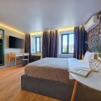 Сьюит (Двухкомнатный делюкс Apt#303), Бутик-Отель Дом с гаргульями