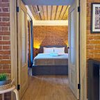 Люкс (Двухкомнатный люкс Apt# 202), Бутик-Отель Дом с гаргульями