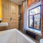 Вид на Казанский женский монастырь, на гаргулий или во двор., Бутик-Отель Дом с гаргульями