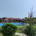 Открытый и крытый бассейны, База отдыха Звандрипш Эко village