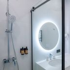 Номер (УЛУЧШЕННЫЙ С 1 КРОВАТЬЮ И ДИВАНОМ), Отель AMATI KAZAN HOTEL 3*