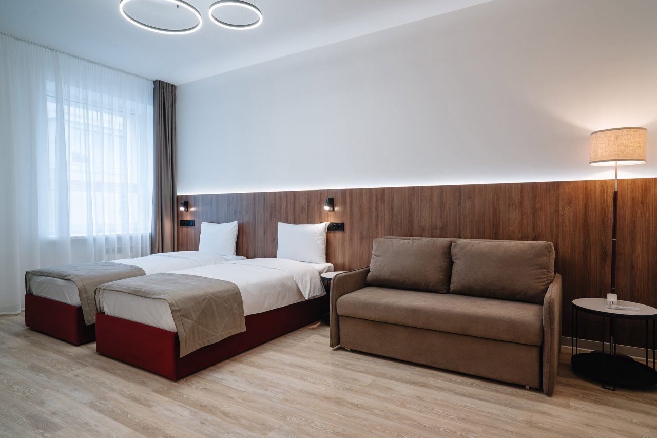 Номер (УЛУЧШЕННЫЙ С 1 ИЛИ 2 КРОВАТЯМИ И ДИВАНОМ), Отель AMATI KAZAN HOTEL 3*