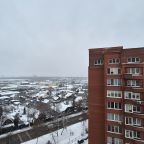 Вид из окна на город с высокого этажа