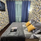 Спальня с телевизором, прикроватные тумбы