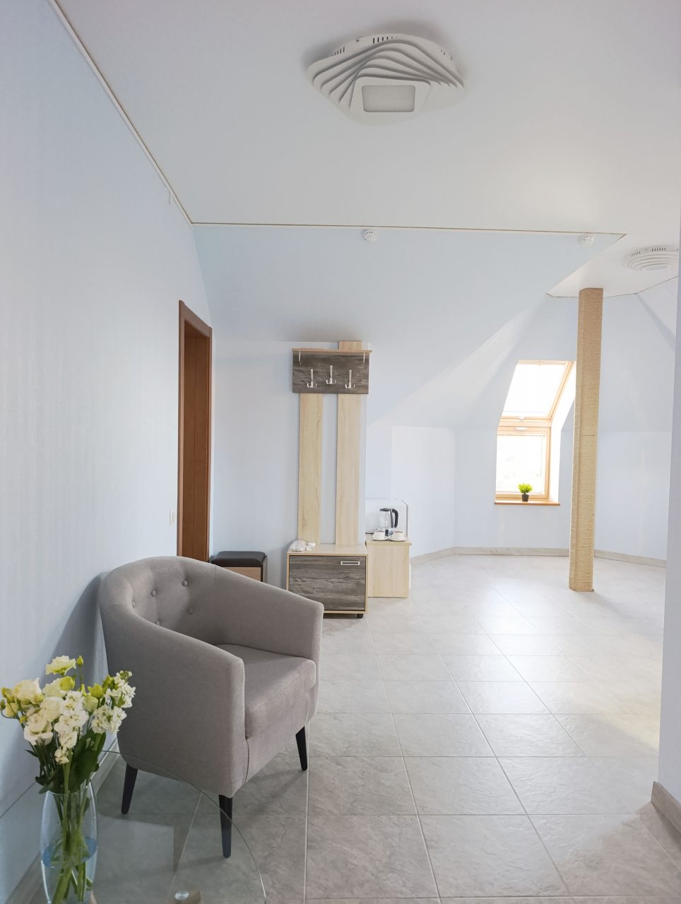 Двухместный (Семейный Номер с 1-ой двухспальной кроватью и диваном), Отель Клевер