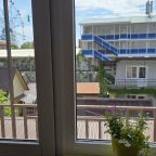 вид из окна в сторону моря, на колесо обозрения