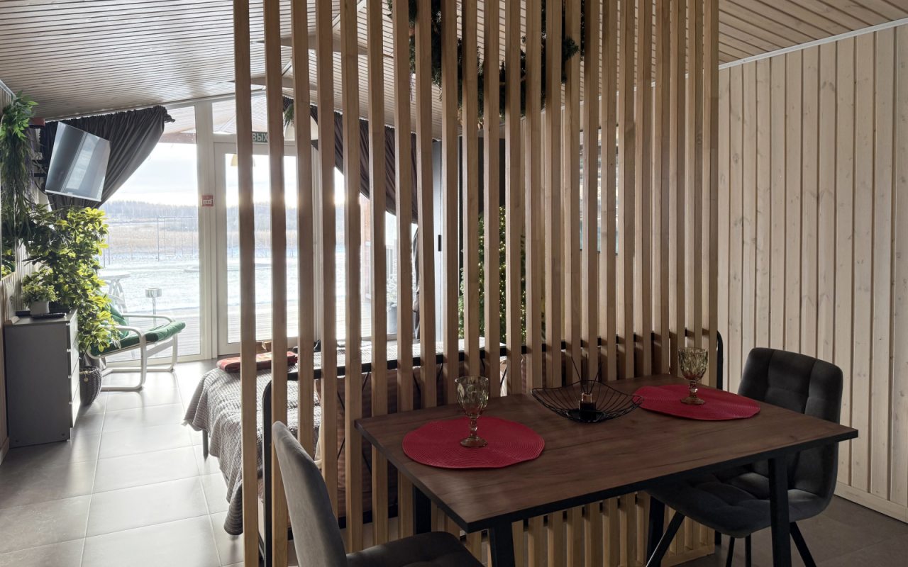 Интерьер дома с верандой