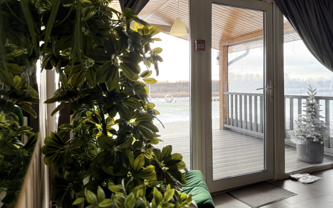 Интерьер дома с верандой