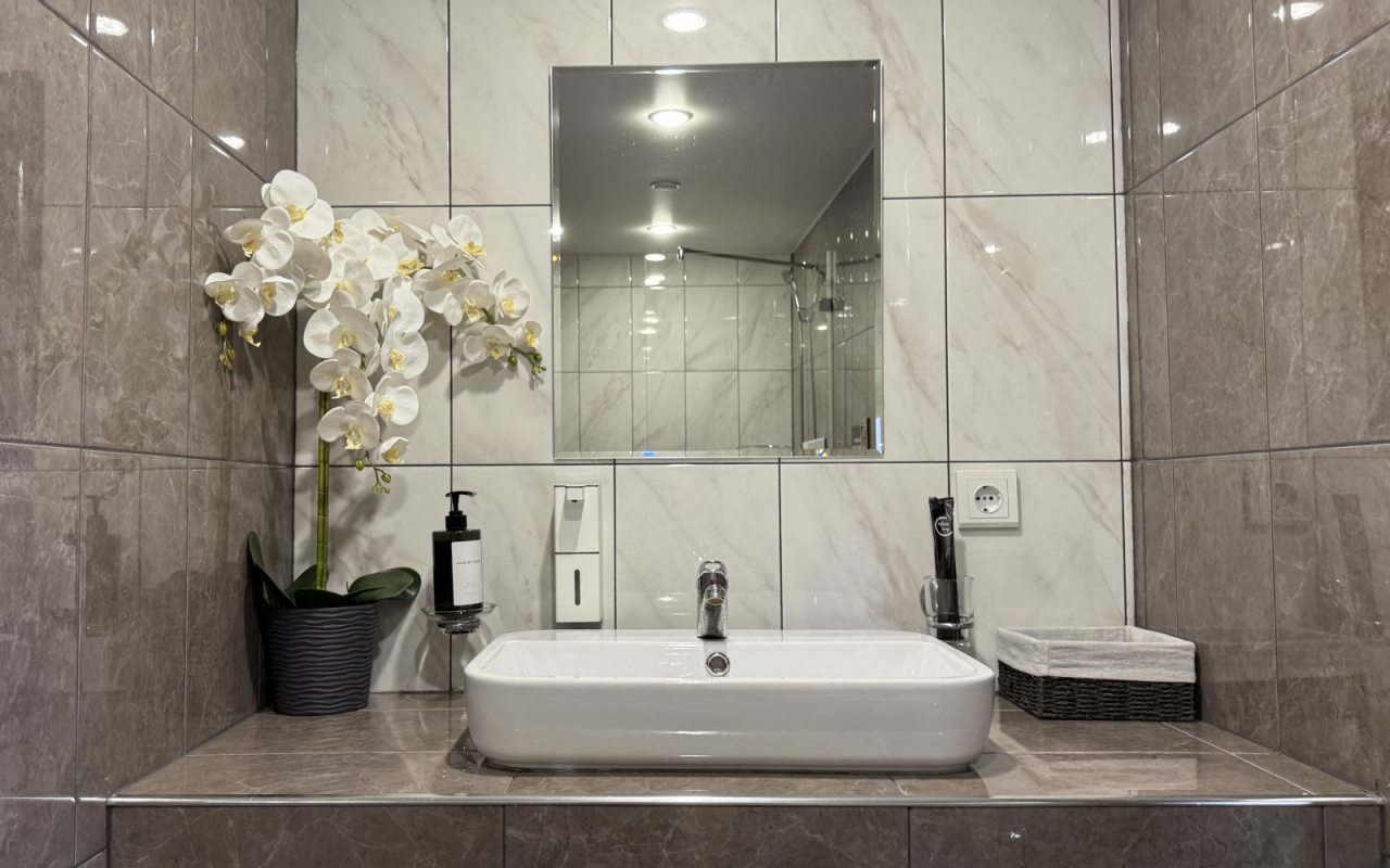 Санузел дома с верандой