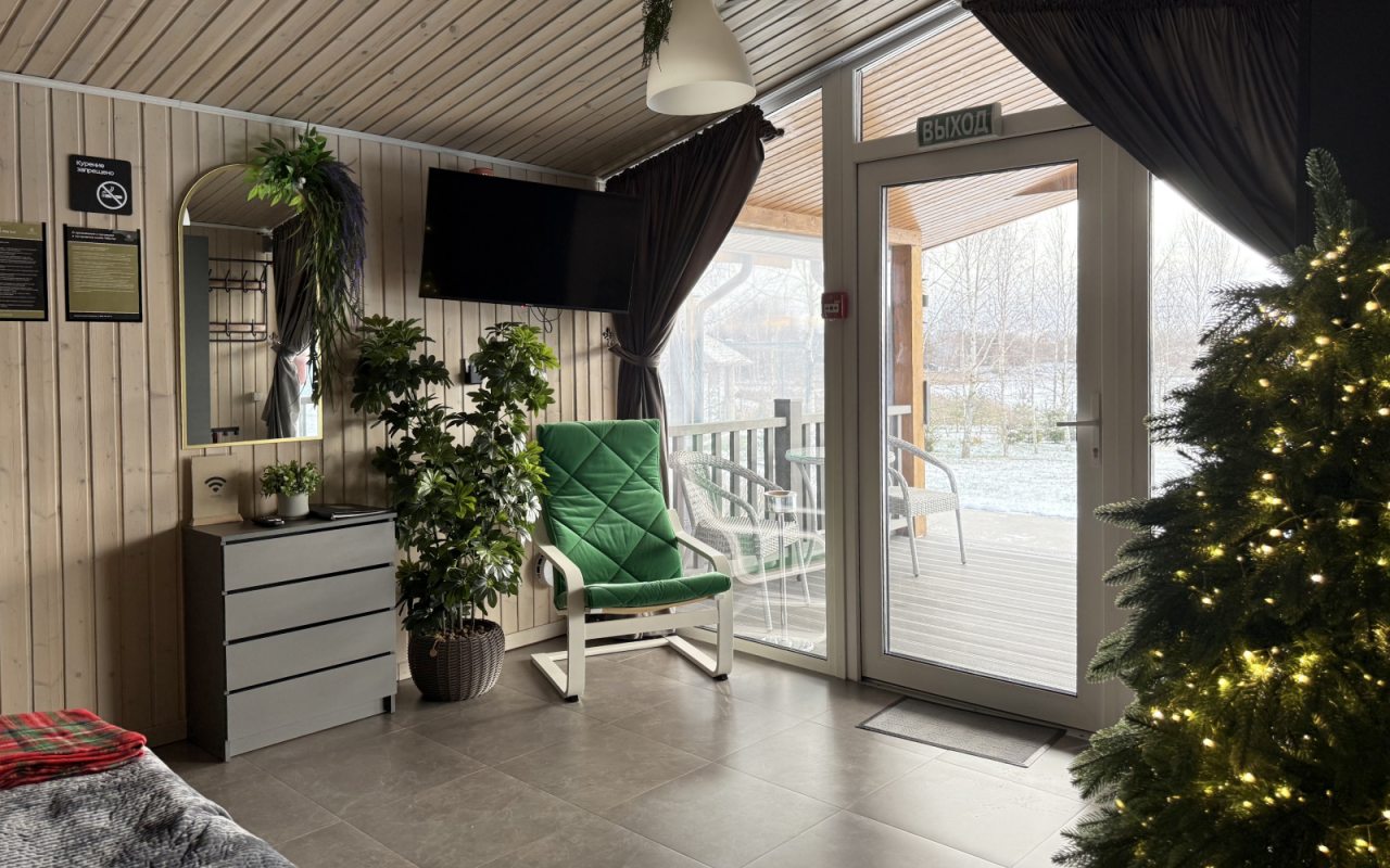 Интерьер дома с верандой