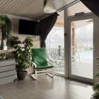 Интерьер дома с верандой