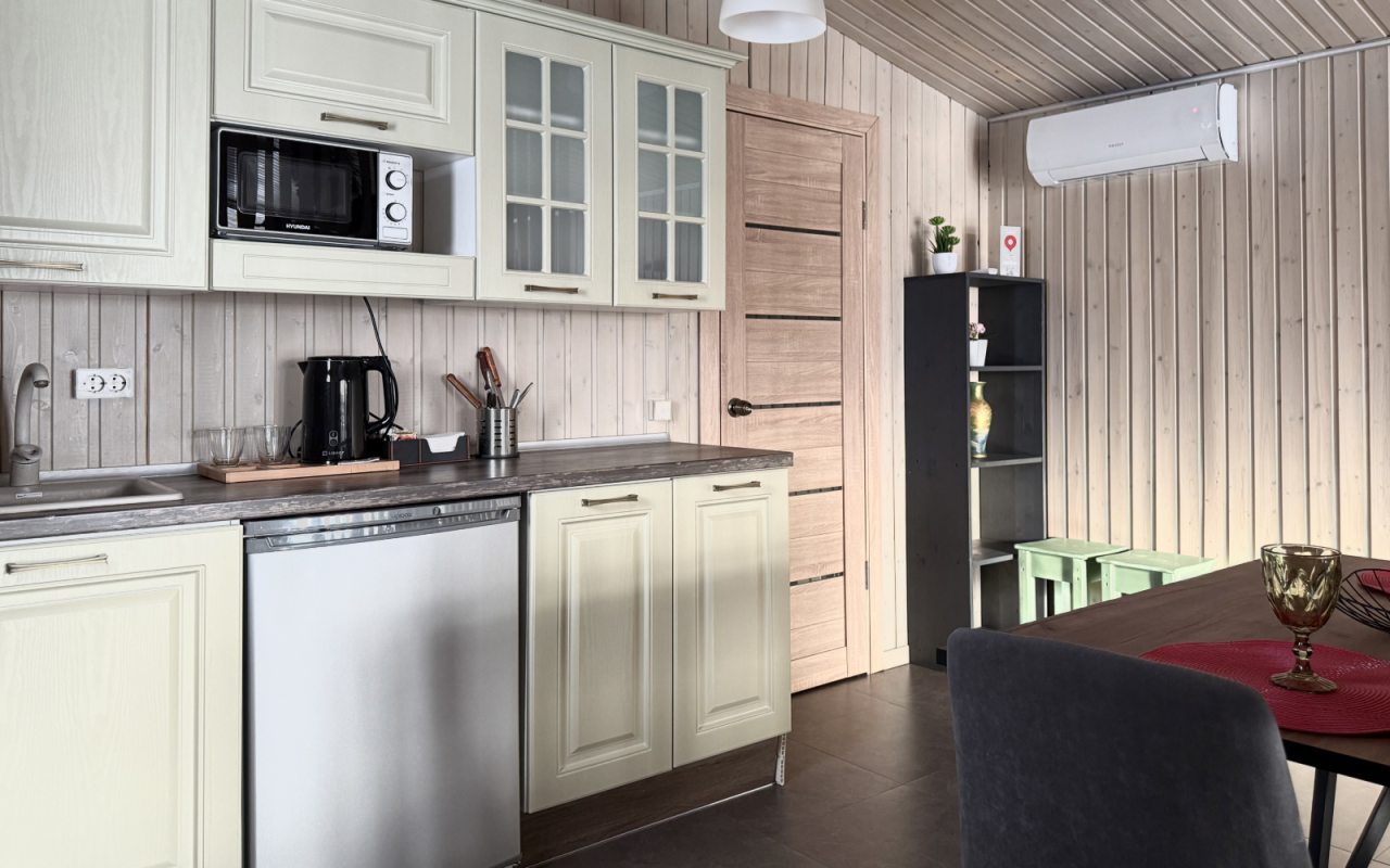 Интерьер дома с верандой