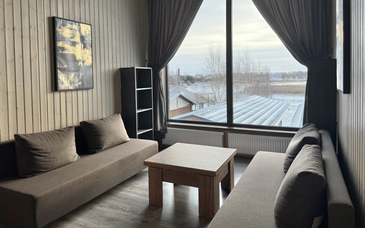 Гостиная зона на втором этаже семейного дома