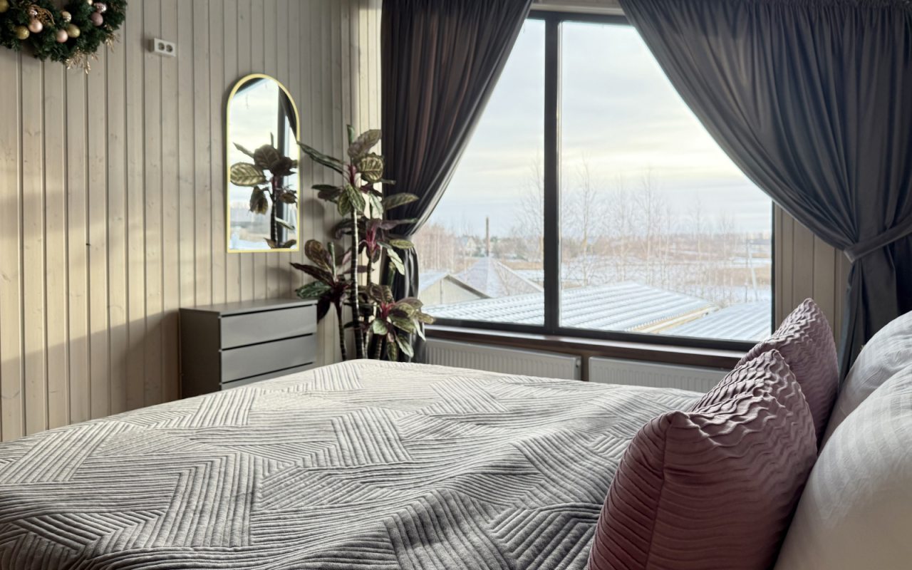 Первая спальная на втором этаже семейного дома