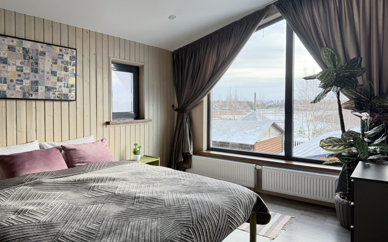 Вторая спальная на втором этаже семейного дома