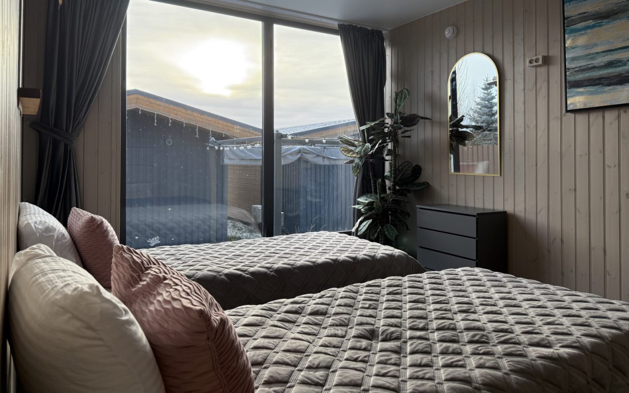 Спальная на первом этаже семейного дома