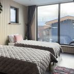 Спальная на первом этаже семейного дома