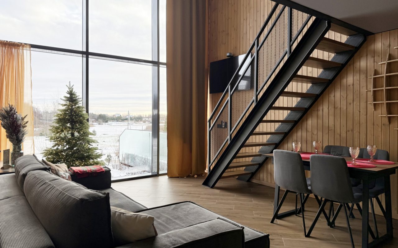 Первый этаж двухуровневого номера люкс