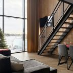 Первый этаж двухуровневого номера люкс