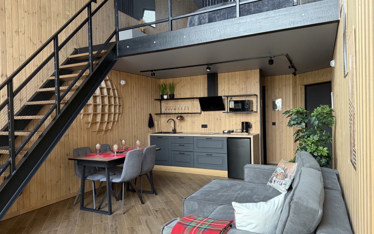 Первый этаж двухуровневого номера люкс