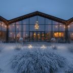 Фасад главного корпуса с номерами