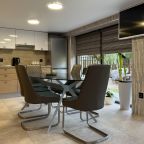 Предбанник с обеденным столом