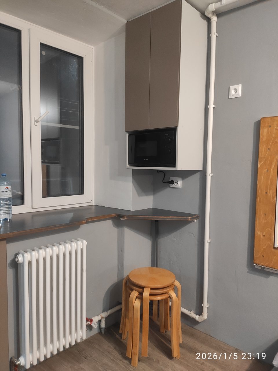 Кухня с плитой, микроволновкой, холодильником и раковиной