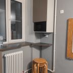 Кухня с плитой, микроволновкой, холодильником и раковиной