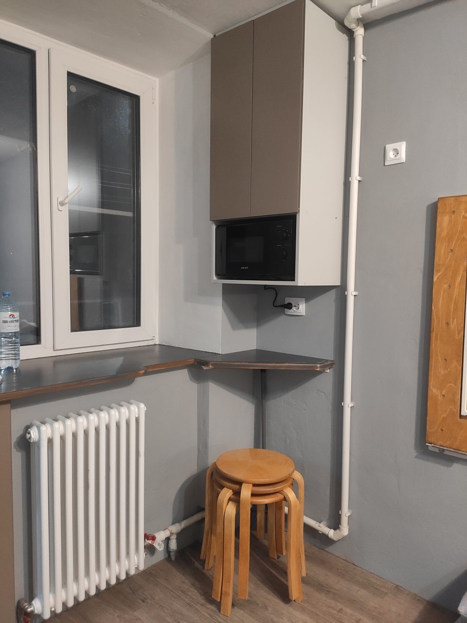 Кухонная зона (Шкаф с посудой и микроволновка)